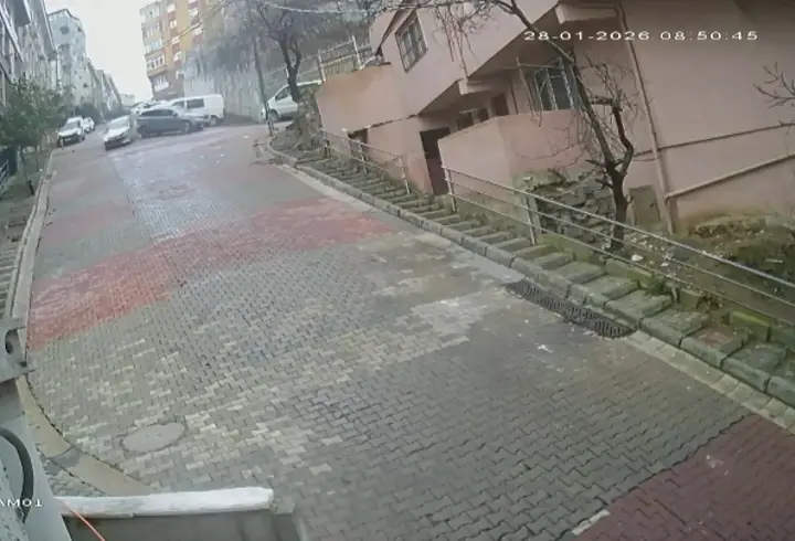 İstanbul- Kağıthane'de 2 araca ve doğalgaz kutusuna çarparak takla atan otomobil kamerada
