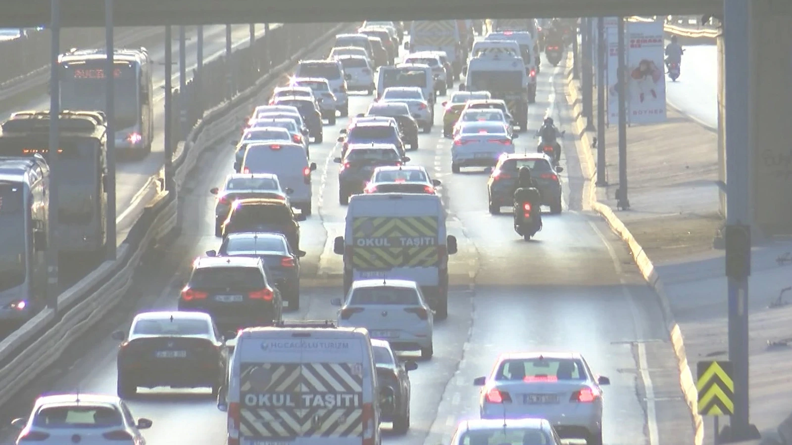 Uyum haftası başladı, kabus geri döndü! İstanbul'da trafik yoğunluğu oluştu