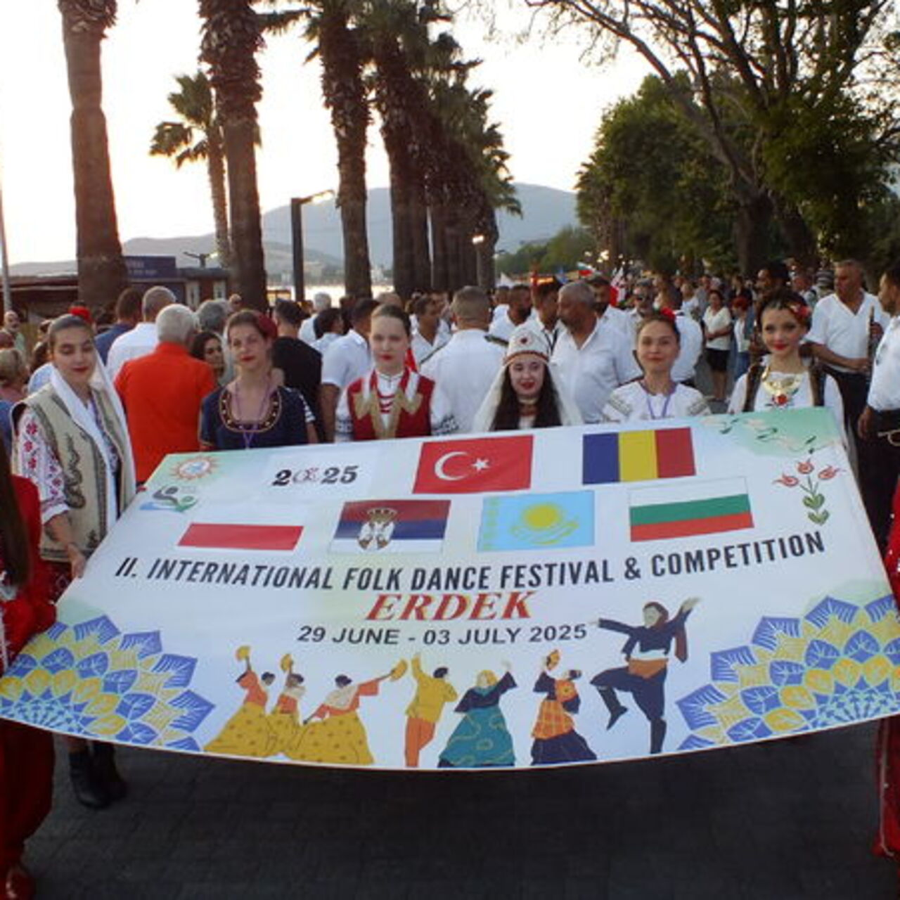 Erdek'te 2. Uluslararası Halk Dansları Festivali başladı