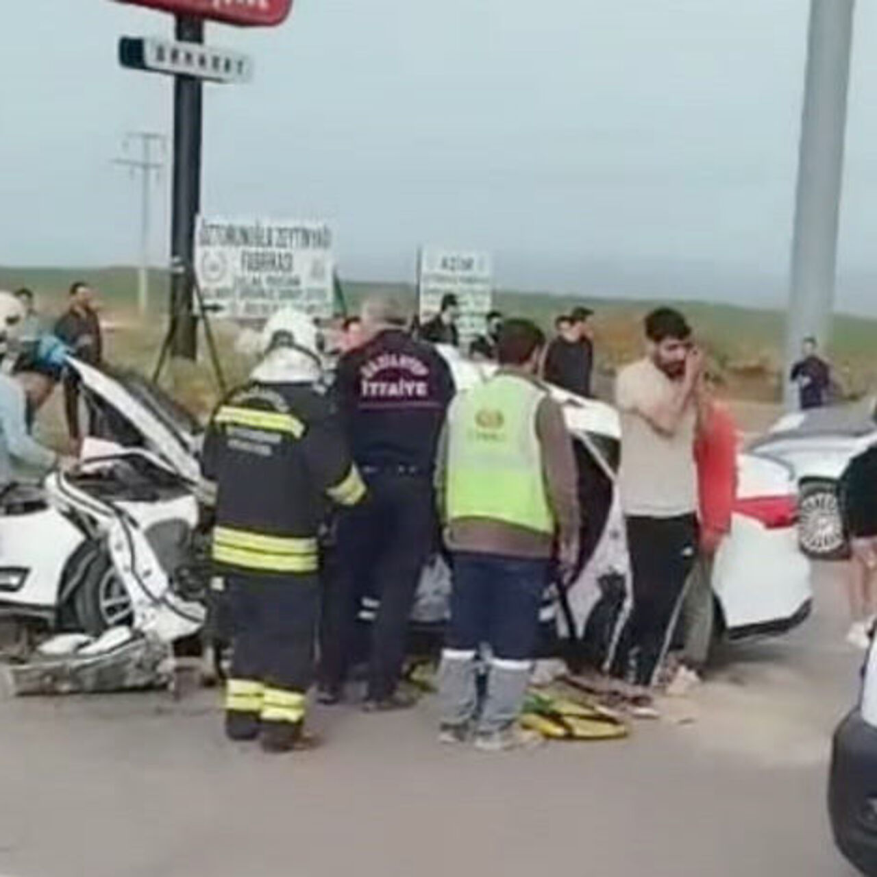 Otomobil ile iş makinesi çarpıştı: 1 ölü, 4 yaralı