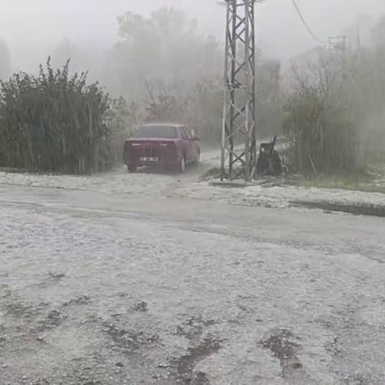 Kent beyaza büründü! Kar değil dolu!