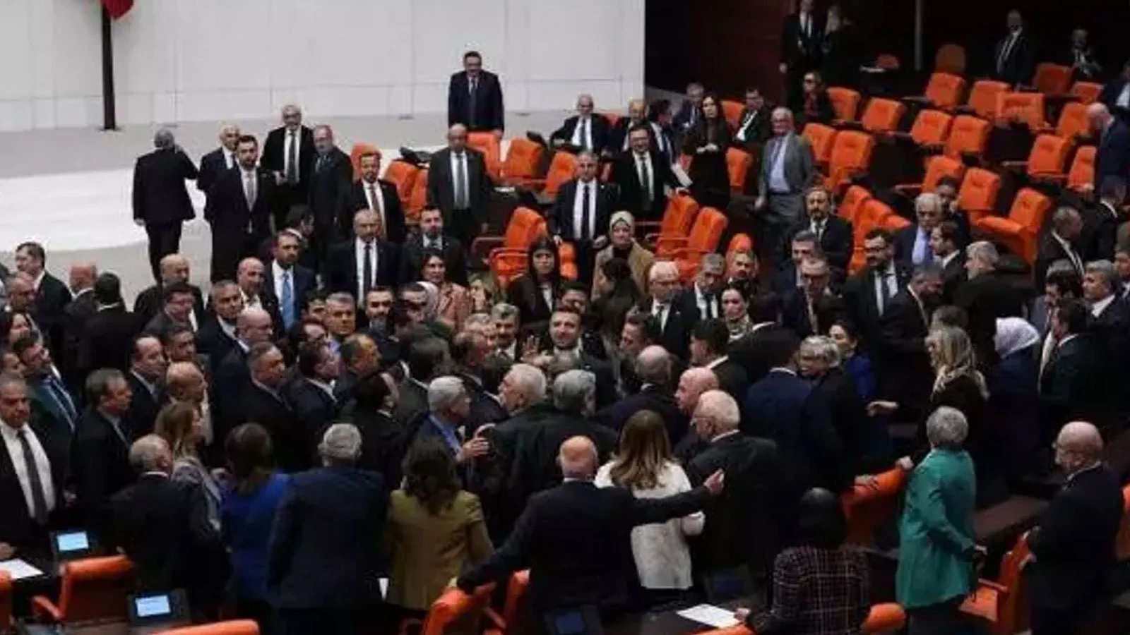 Meclis'te kavga çıkınca emeklinin ikramiyesi unutuldu!