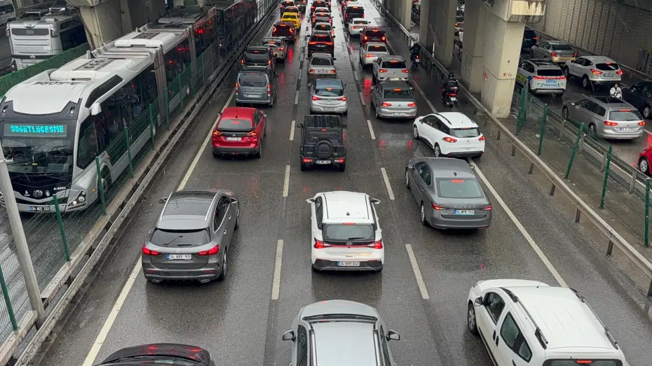 İstanbul'da sabah trafiği. Anadolu Yakası'nda araçlar adım adım ilerliyor
