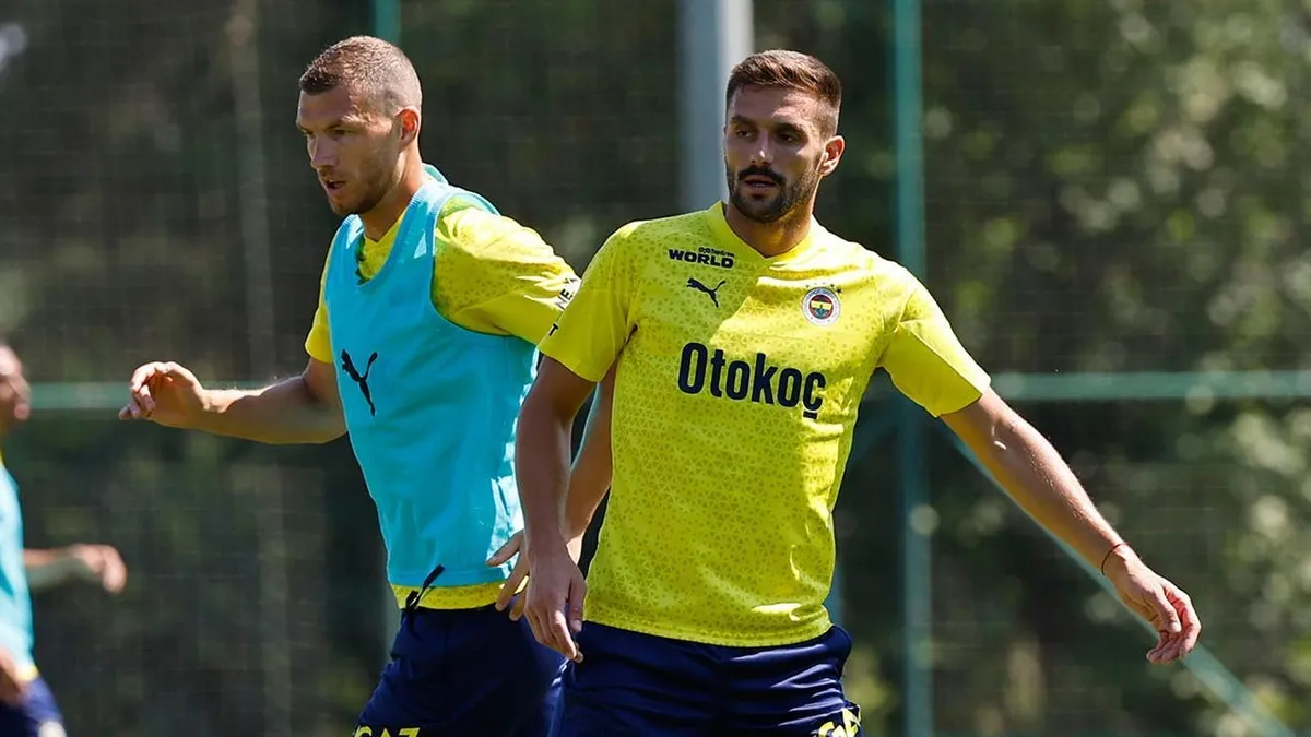 Fenerbahçe'ye veda eden Edin Dzeko İstanbul'dan ayrıldı
