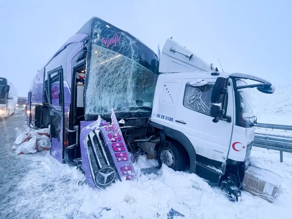 Kars'ta yolcu otobüsü kaza yaptı. Yaralılar var