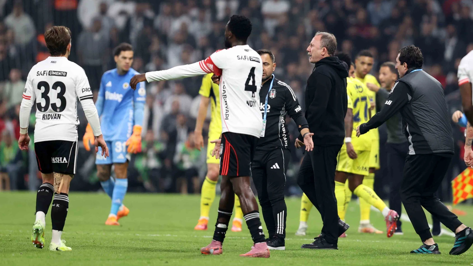 Derbide gergin anlar! Hakem Ali Yılmaz, Sergen Yalçın'ı tribüne gönderdi