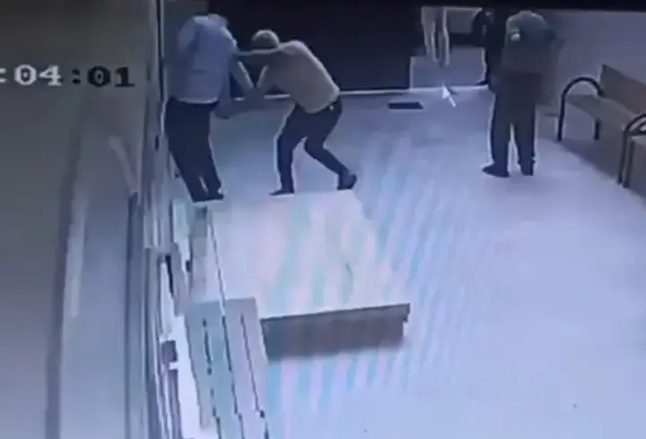 Cami avlusunda uyuşturucu içerken kendisini uyaran müezzini bıçakladı; olay anı kamerada