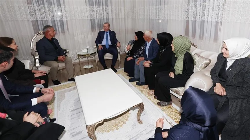 Cumhurbaşkanı Erdoğan, Adıyaman'da depremzede bir aileyi ziyaret etti