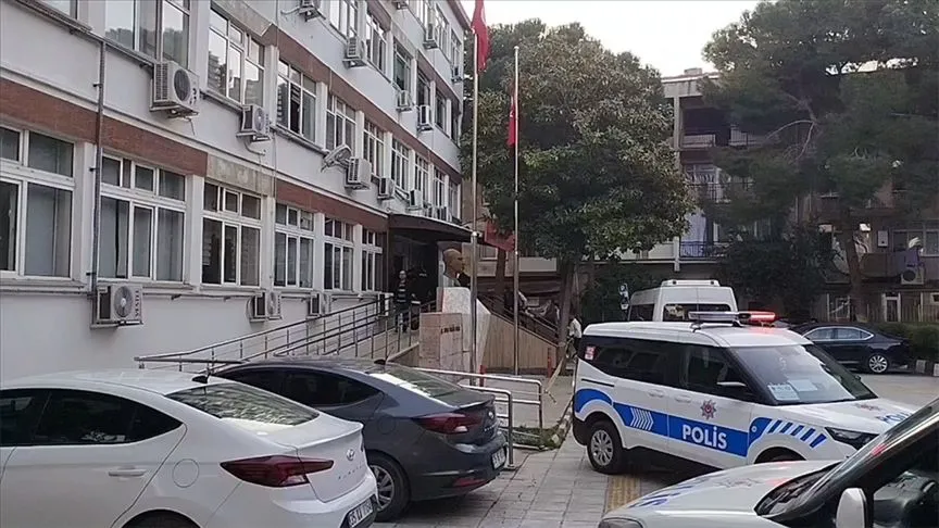 İzmir'de Kemalpaşa Belediyesine yönelik operasyonda yakalanan şüpheliler adliyede