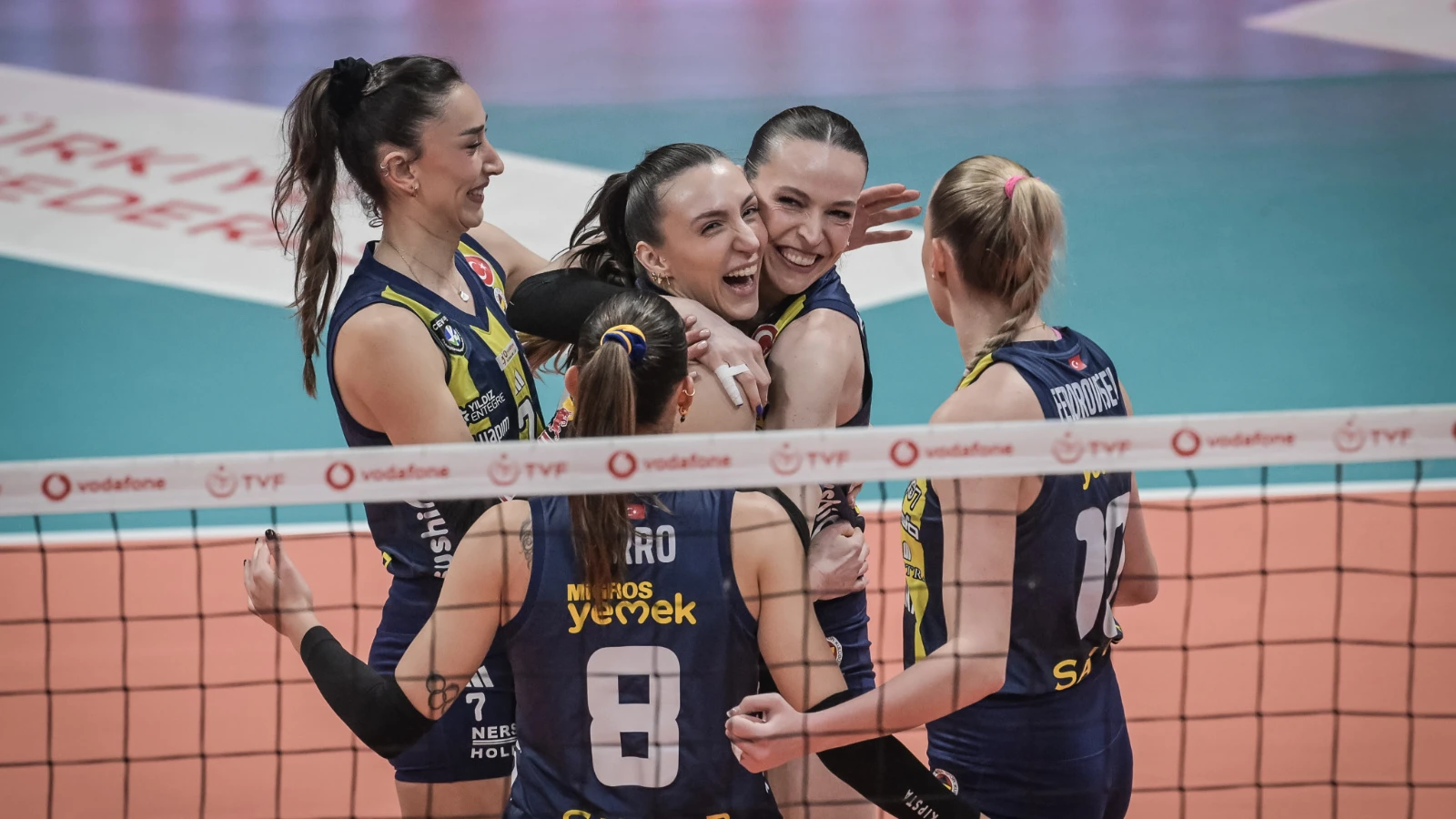 Fenerbahçe, ilk maçta Zerenspor'a set vermedi