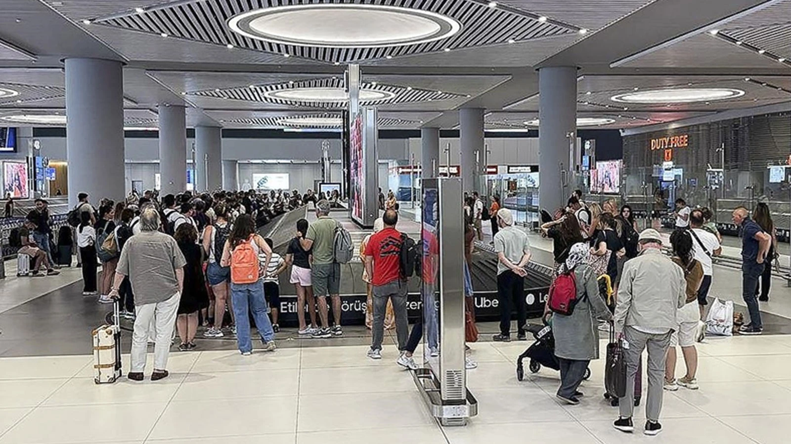 İstanbul havalimanlarında bayram tatili yoğunluğu sürüyor