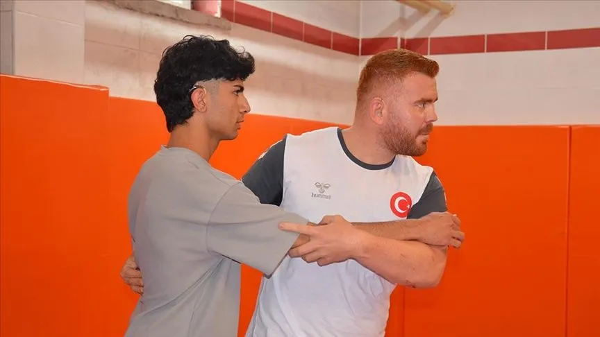 İşitme engelli milli judocu öğretmen, öğrencilerine "yol gösteriyor"