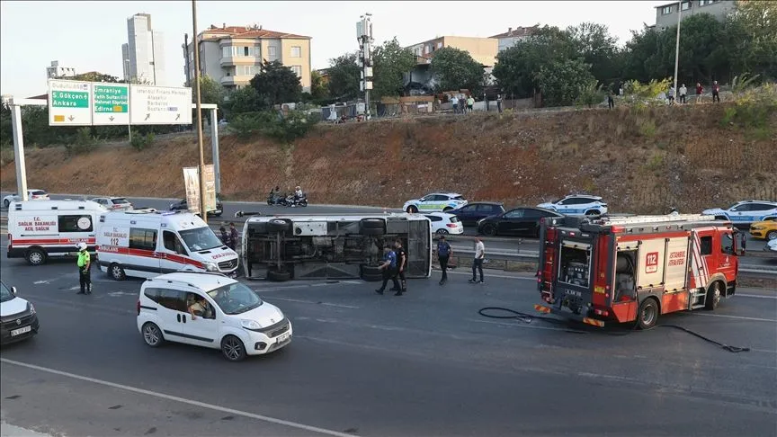 Ümraniye TEM Otoyolu'nda servis aracının devrilmesi sonucu 8 kişi yaralandı