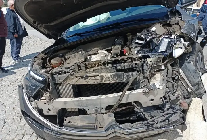 Balıkesir'de 2 otomobilin çarpıştığı kazada 3 kişi yaralandı