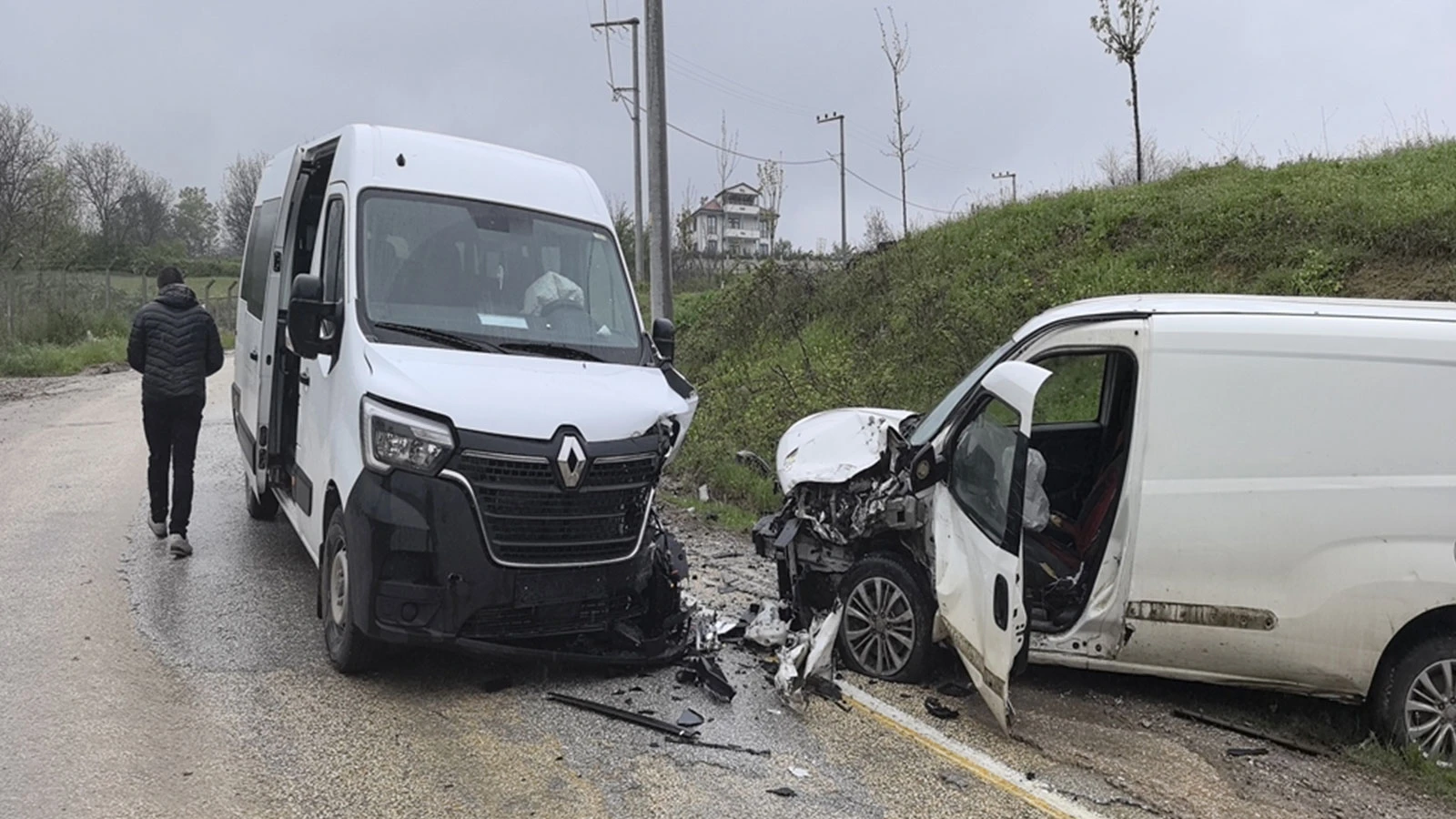 İşçi servisi ile hafif ticari araç kafa kafaya çarpıştı: 13 yaralı