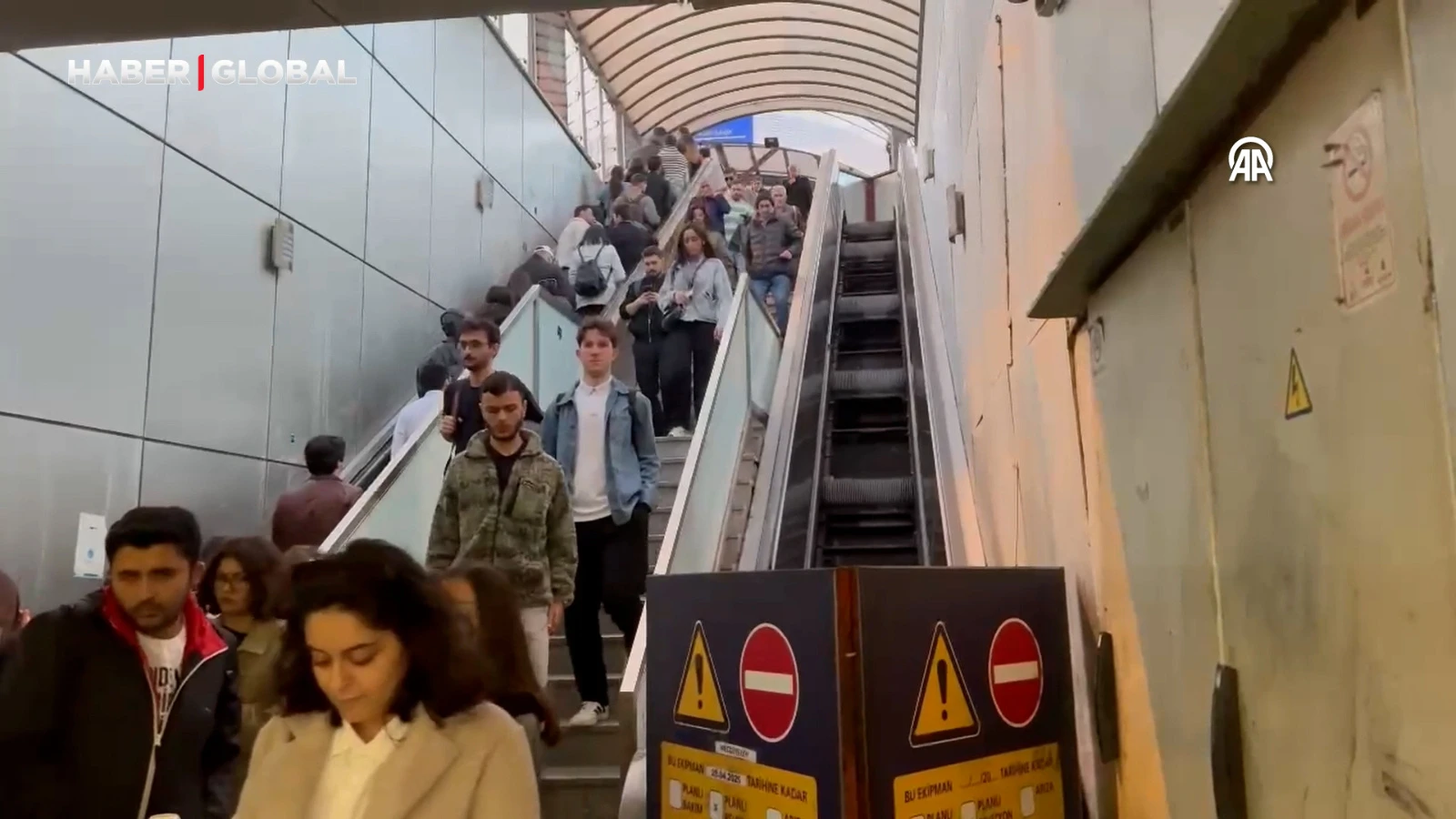 Mecidiyeköy metrobüs durağında ''yürüyen merdiven arızası'' yoğunluğu