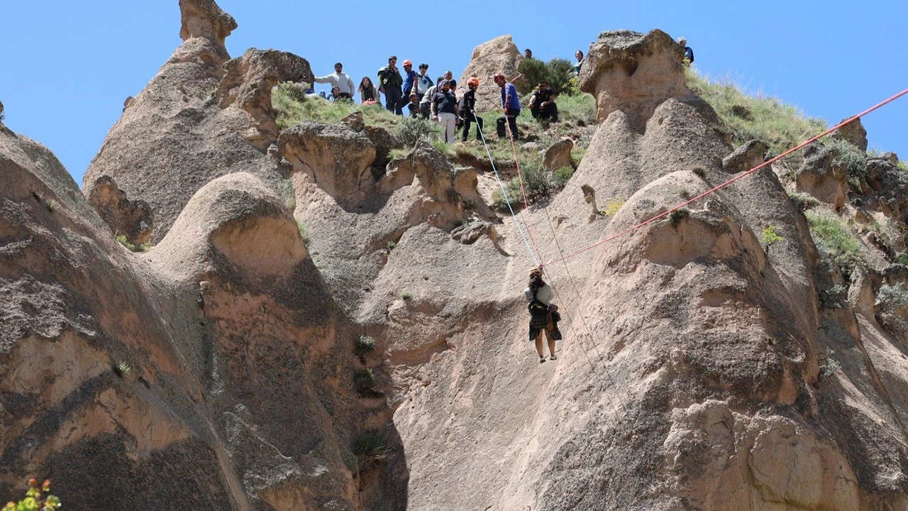 Nevşehir’de sıcak hava balonu peri bacalarına indi: Turistler mahsur kaldı