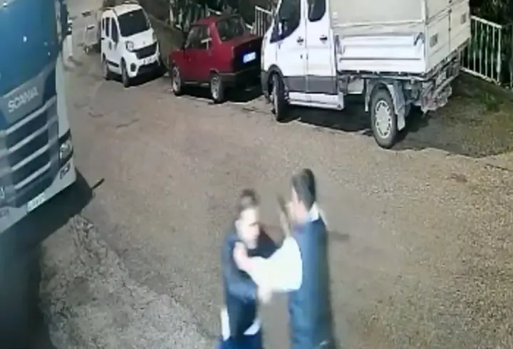 Birlikte içki içerken tartıştı, evinden çağırıp bıçakladı