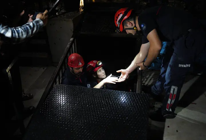 Dalgaların yükselmesiyle mağara 6 saat mahsur kalan 2 kişi kurtarıldı