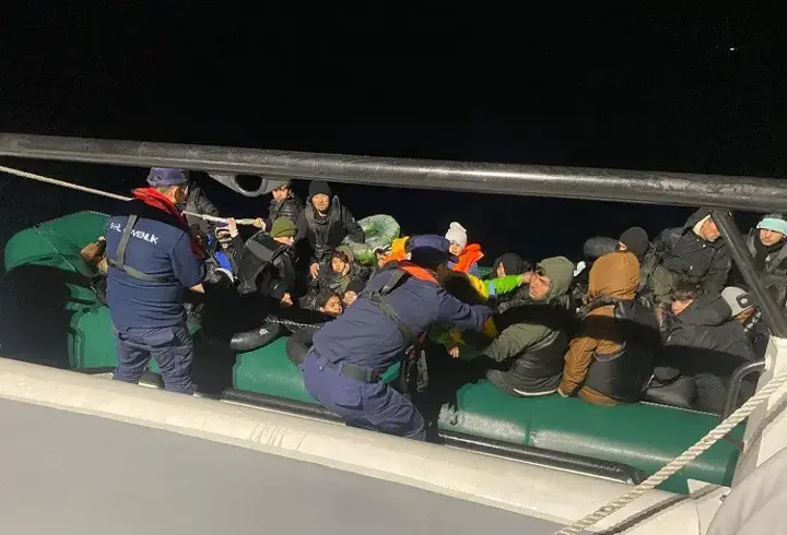İzmir açıklarında 50 düzensiz göçmen yakalandı