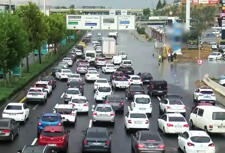 Başkent'te sağanak etkili oldu! Yollar göle döndü, trafik olumsuz etkilendi