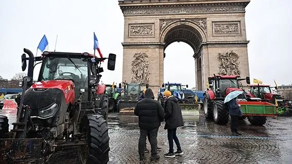 Fransa’da AB-MERCOSUR anlaşmasını protesto eden çiftçiler traktörleri ile Paris’e ulaştı