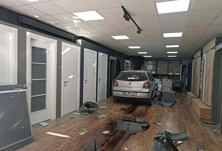 Otomobil, Parke Ve Kapı Satışı Yapılan İş Yerine Daldı