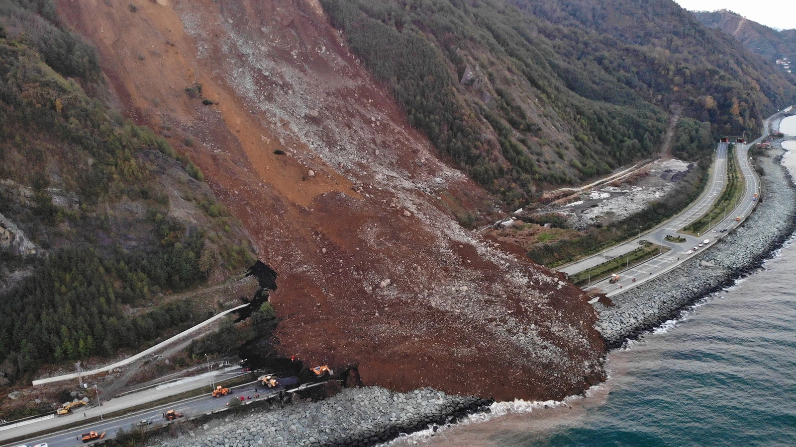 Karadeniz Sahil Yolu'nda heyelan tehlikesi artıyor