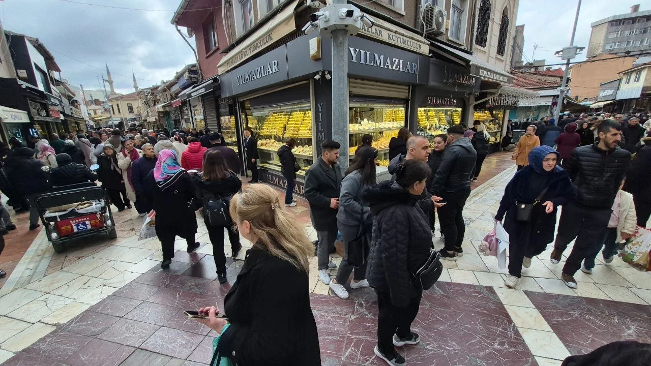 Altın düştü, talep patladı: Kuyumcularda yoğunluk