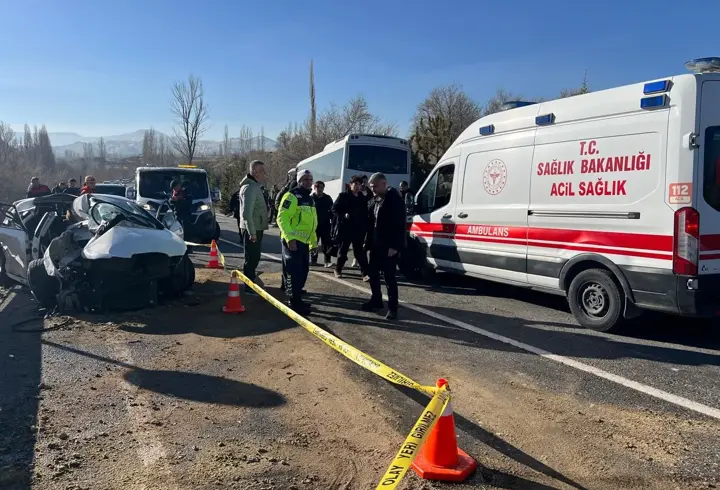 Nevşehir'de yolcu midibüsü ile otomobil çarpıştı: 11 yaralı