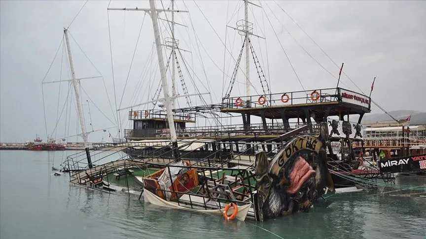 Mersin'in Silifke ilçesinde fırtına etkili oldu