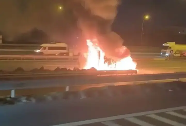 İstanbul - Esenyurt TEM Otoyolu'nda minibüs alev alev yandı