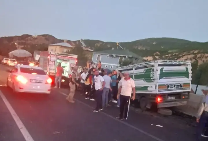 Bingöl’de kamyon ile çarpışan kamyonetin sürücüsü ağır yaralandı