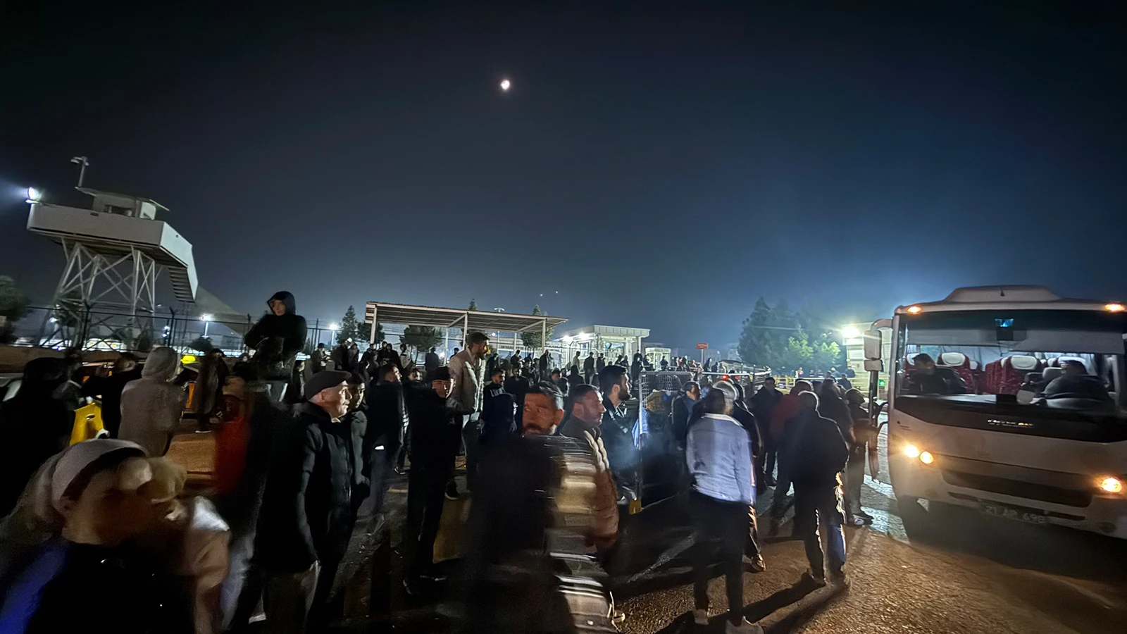 Diyarbakır'da tahliye olan hükümlülere davul zurnalı karşılama