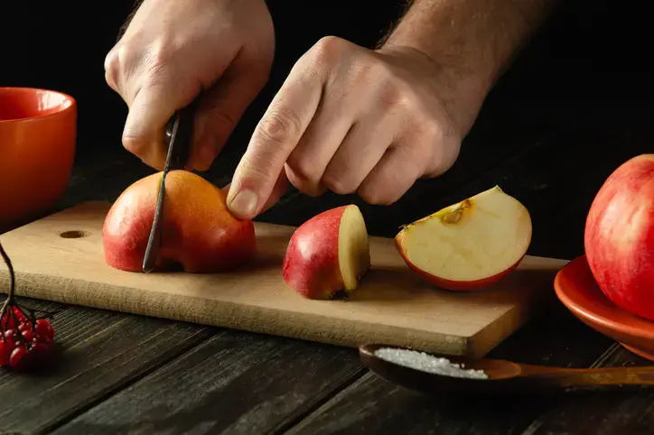 Meyveler Kesildikten Sonra Neden Kararır? Limon Sıkmak Gerçekten İşe Yarıyor Mu?