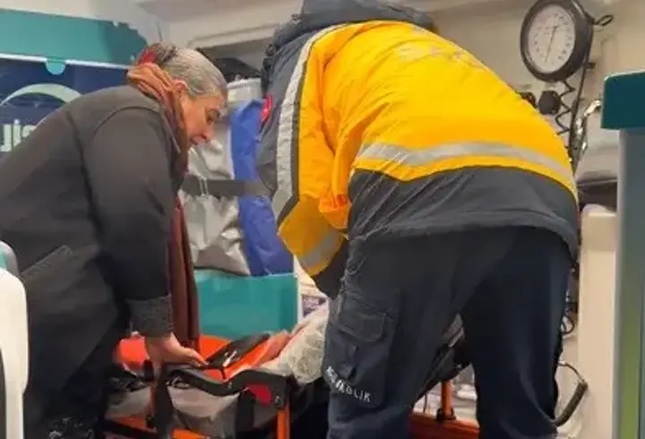 Yolu kapanan köydeki kanser hastası kadına ekipler 5 saatte ulaştı