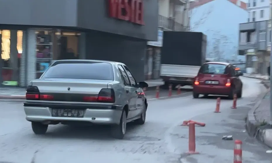 Kaza yapınca plakalarını söktü ama polisten kaçamadı