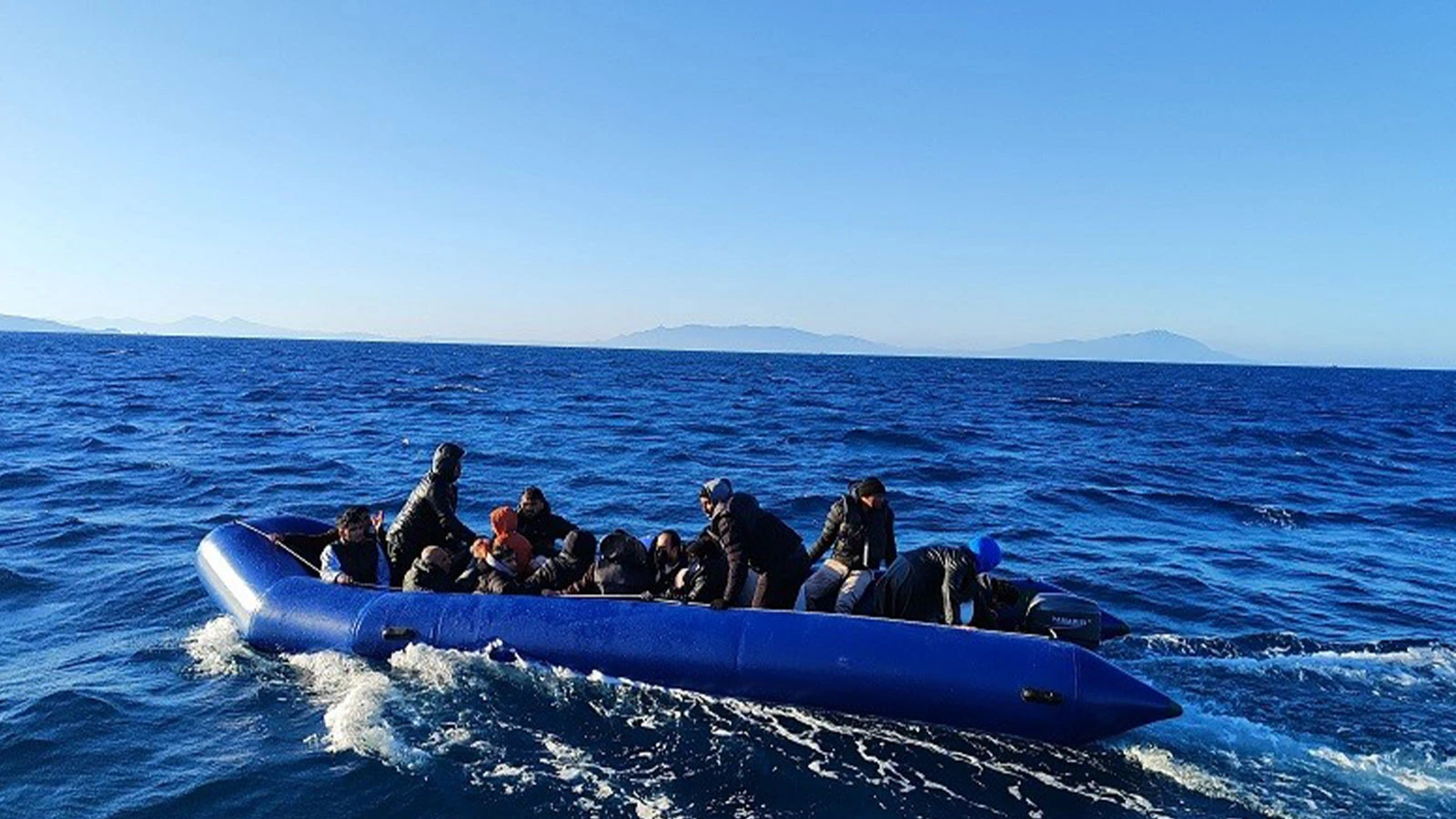 Lastik bottaki 12'si çocuk 26 düzensiz göçmen yakalandı