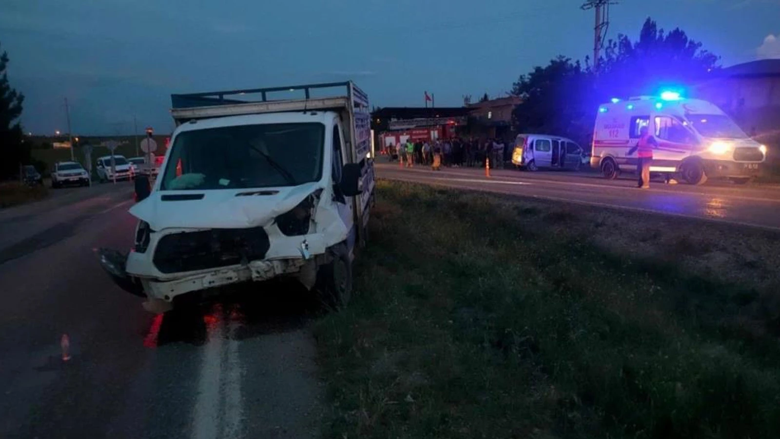 Kamyon ile kamyonet çarpıştı: Çok sayıda yaralı var