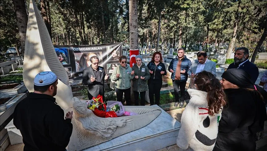Özgecan Aslan ölümünün 11. yılında Mersin'deki mezarı başında anıldı