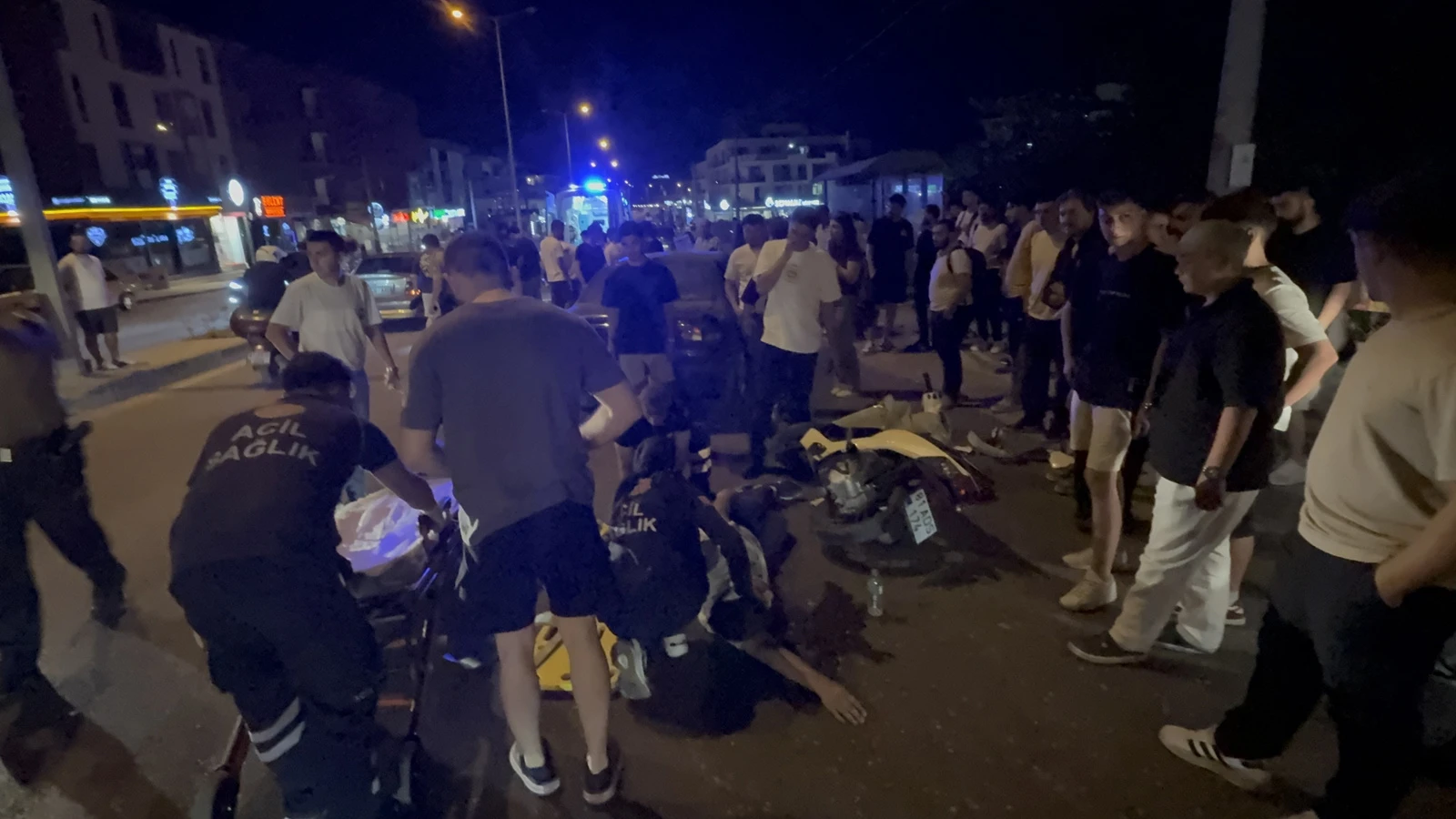 Ters şeritten U dönüşü yapan otomobil motosikletle çarpıştı