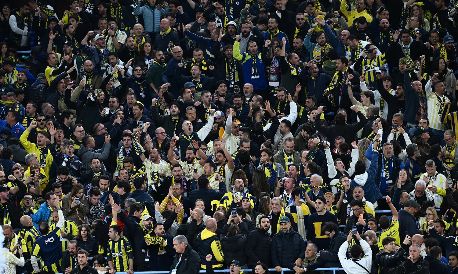Londra'da istenmeyen olaylar! Türk taraftarlar gözaltına alındı