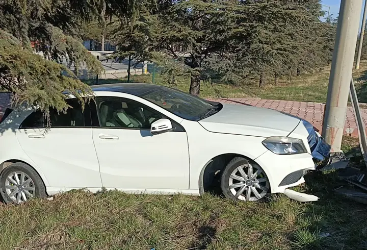 TIR'la otomobil çarpıştı: 2 yaralı