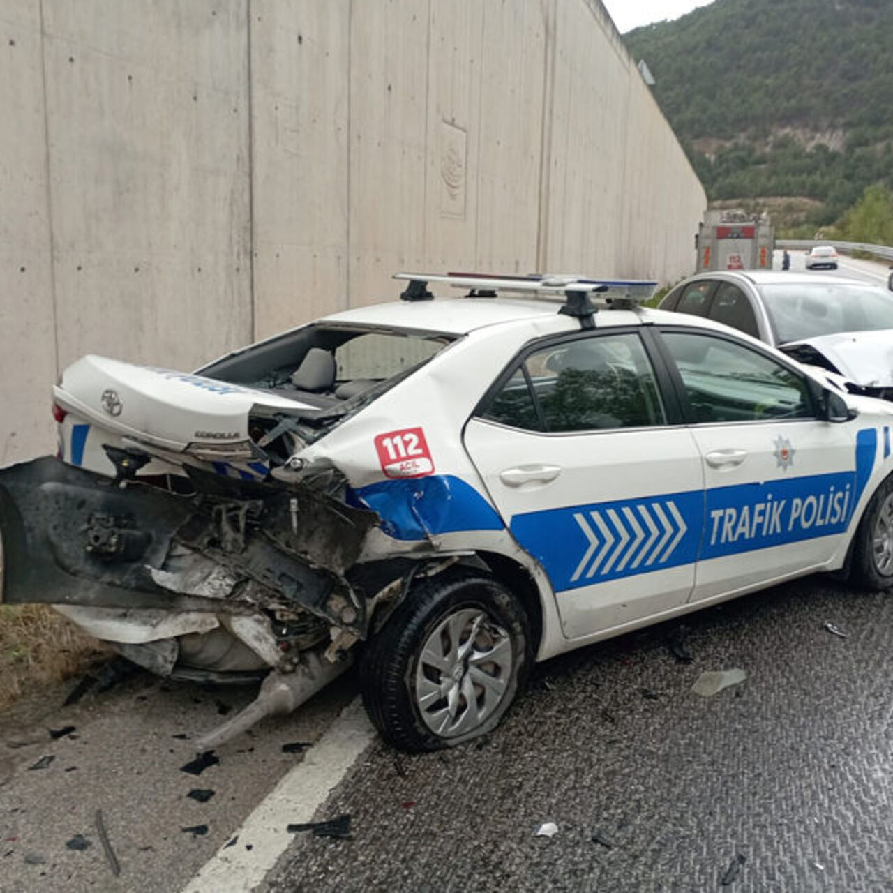Ekip otosuna otomobil çarptı: 2'si polis 8 yaralı