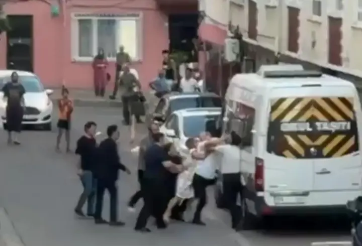 Komşuların keserli, yumruklu kavgası kamerada
