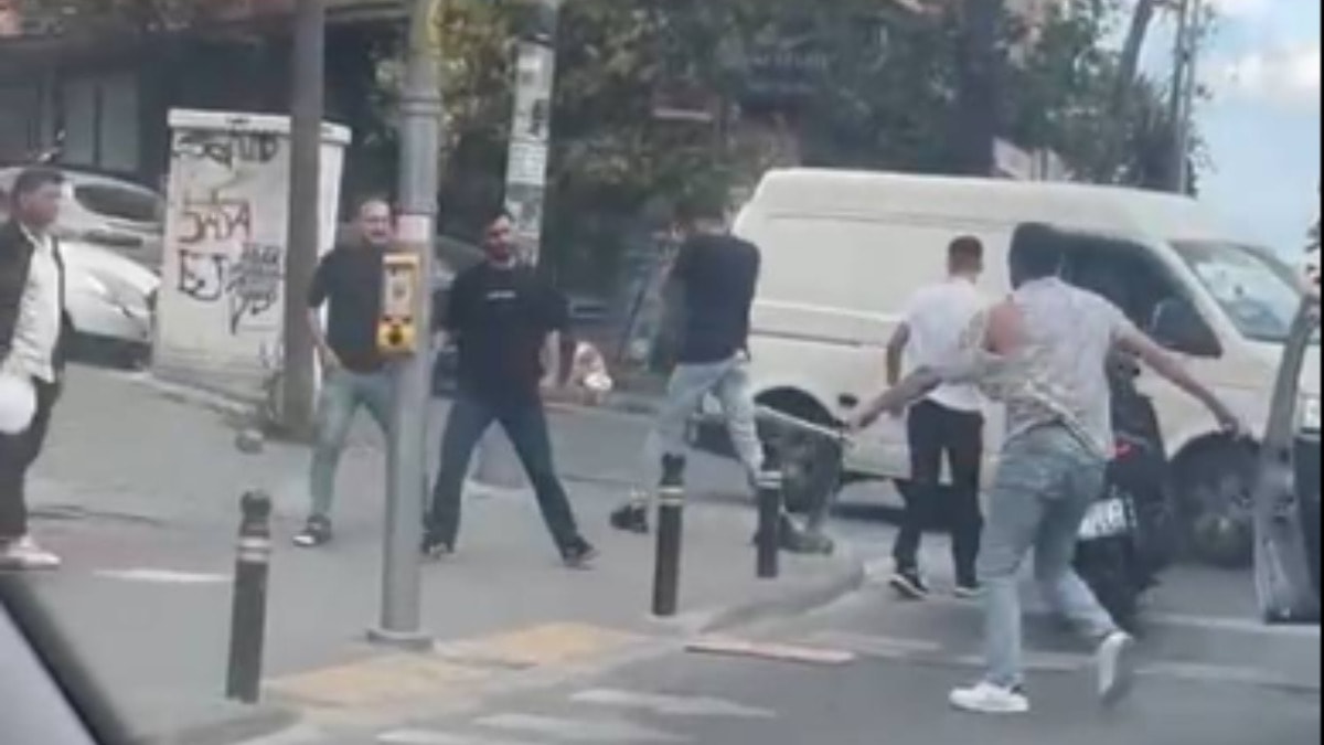 Biber gazıyla yol verme kavgasına tutuştular!