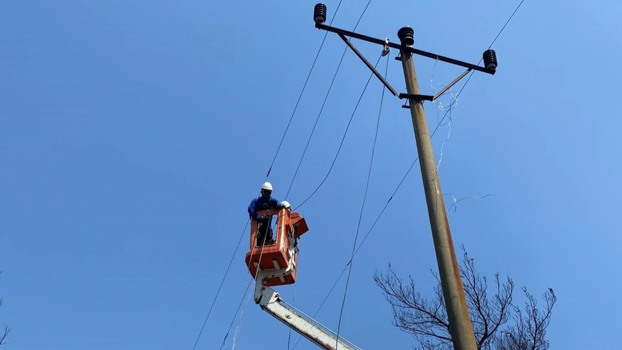 Çanakkale'de enerji hatları yangının ardından yeniden onarılıyor