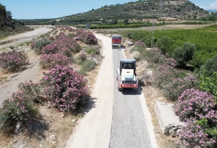 Akdeniz'de kırsal mahallelere yol çalışmaları sürüyor