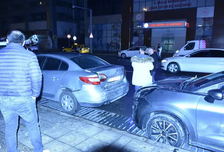 Park Halindeki Otomobillere Çarpan Hafif Ticari Araç: 2 Yaralı