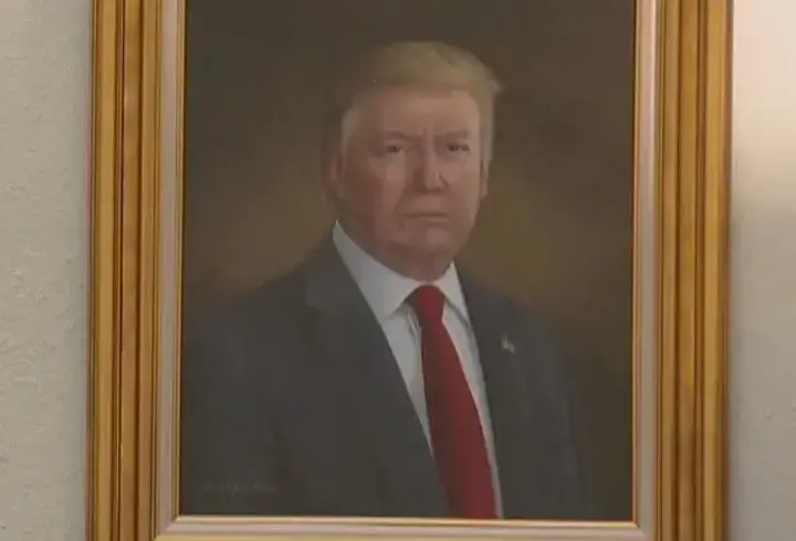 Trump, beğenmediği portresinin kaldırılmasını istedi